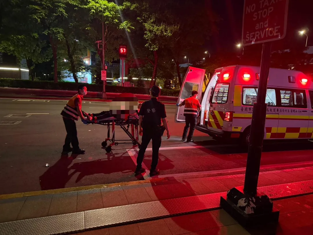 鐵路警察趕來將人強制就醫。（圖／警方提供）