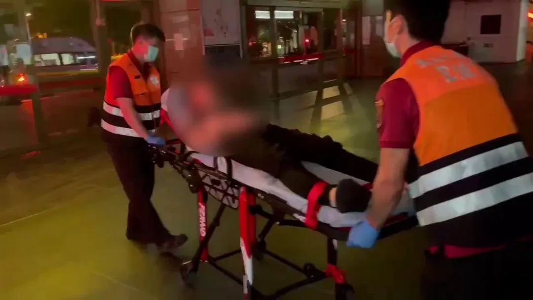 鐵路警察趕來將人強制就醫。（圖／警方提供）