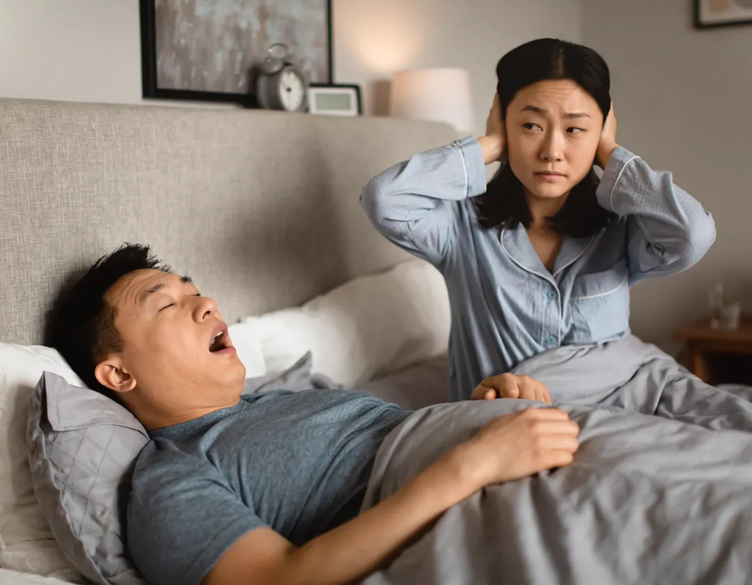 肥胖是睡眠呼吸中止症最主要的危險因子,尤其是頸部周圍的脂肪堆積,會對氣管形成壓迫,導致睡眠時呼吸道空間不足。(示意圖/AI生成圖)