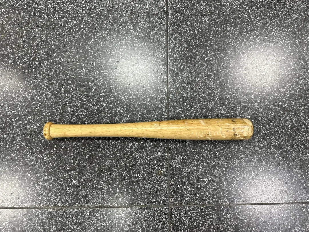 陳男犯案的球棒。(圖/警方提供)