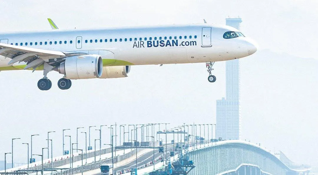 一架由韓國釜山飛往台灣的釜山航空BX791班機16日下午降落桃園機場過程中遭遇強烈側風襲擊,導致機身劇烈搖晃,甚至在接地瞬間疑似發生機尾擦撞地面的驚險狀況。(示意圖/翻攝自釜山航空IG)