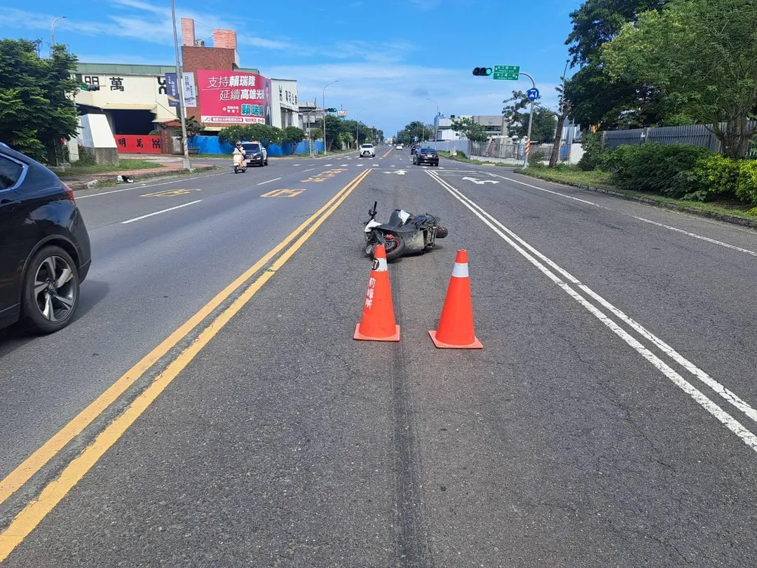 高雄市岡山區17日上午驚傳一起嚴重的連續追撞車禍。（圖／翻攝畫面）
