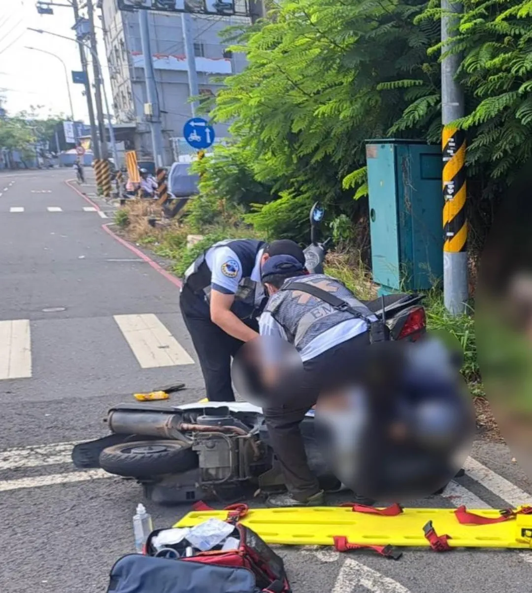 高雄市岡山區17日上午驚傳一起嚴重的連續追撞車禍。（圖／翻攝畫面）