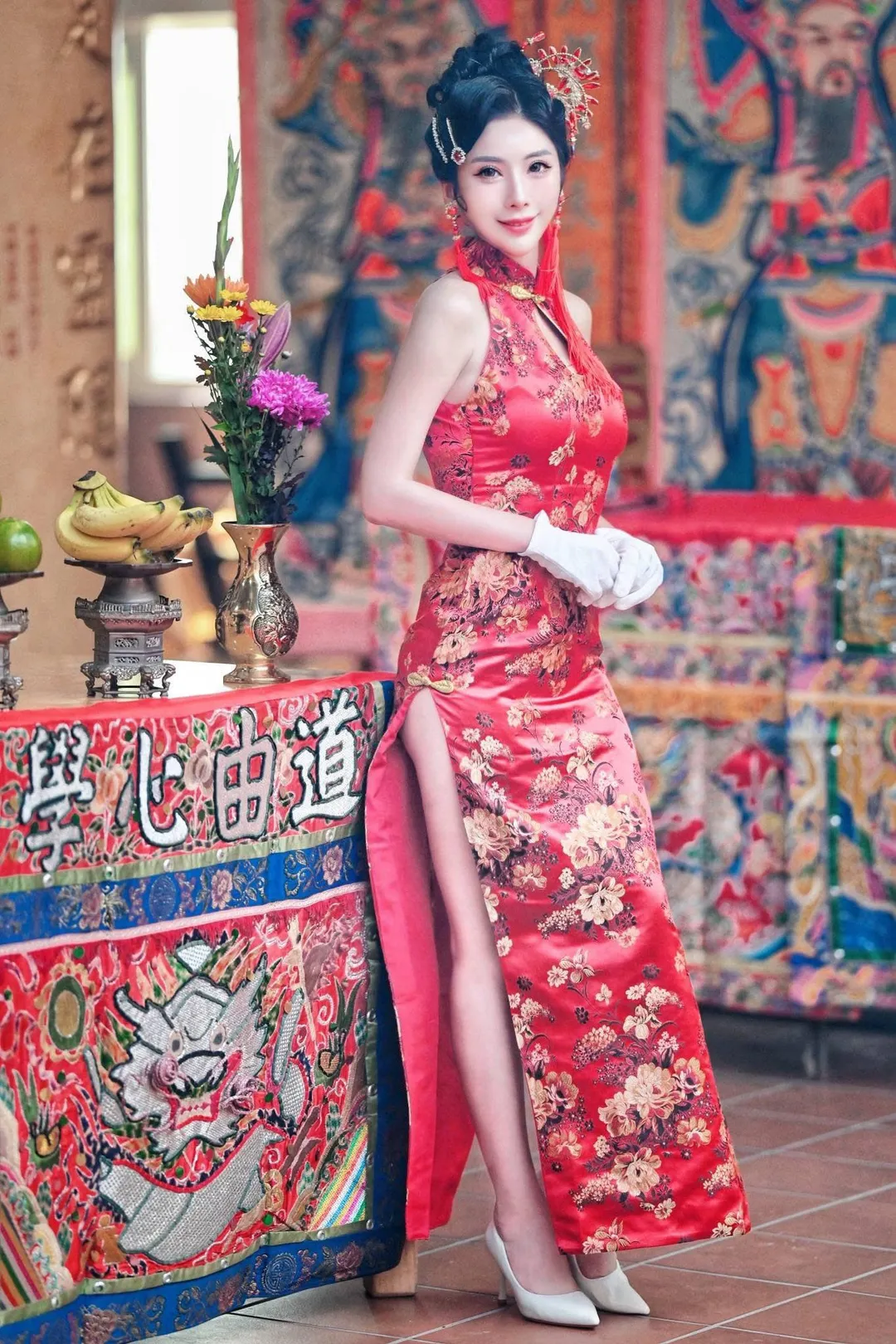 「最美禮生」甄馨曾紅遍網路，成為宗教盛事上的亮點。（圖／翻攝自Facebook@甄馨 Tiffany）