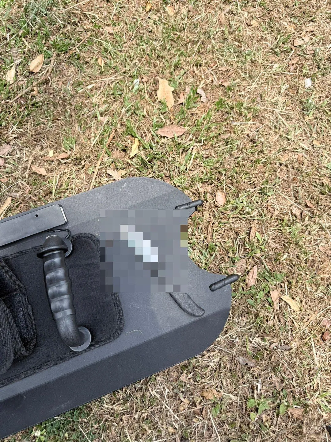 現場查扣證物水果刀1把。（圖／警方提供）