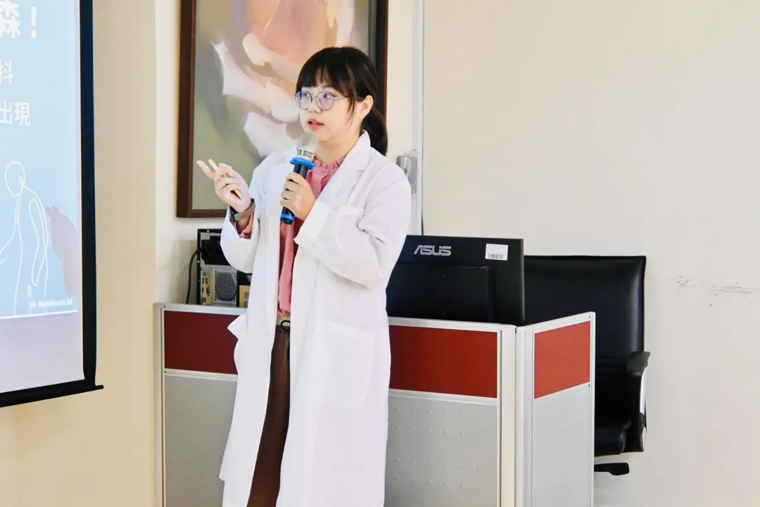 林妏真醫師分享巴金森氏症臨床案例，並提醒民眾可透過觀察步態、動作速度與轉身靈活度，初步分辨正常老化與巴金森氏症警訊。（圖／安南醫院）