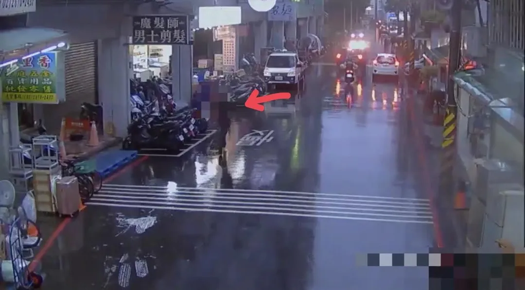 被偷貨車的車主（箭頭處）開車要去追。（圖／警方提供）