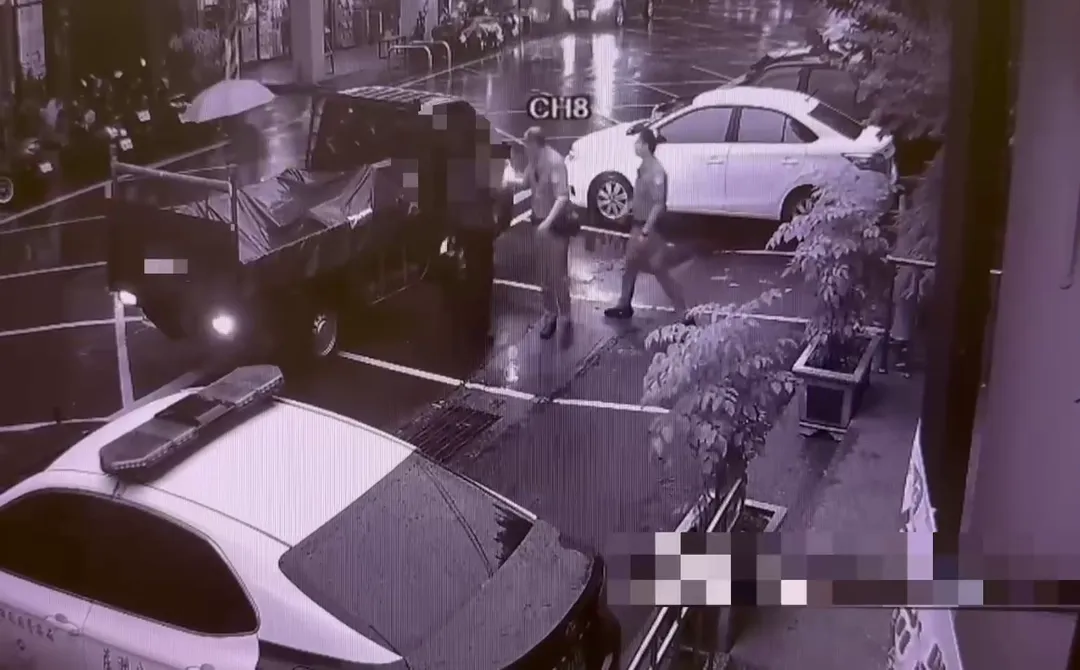 單男把偷開來的貨車開到派出所要載被查扣的機車。（圖／警方提供）