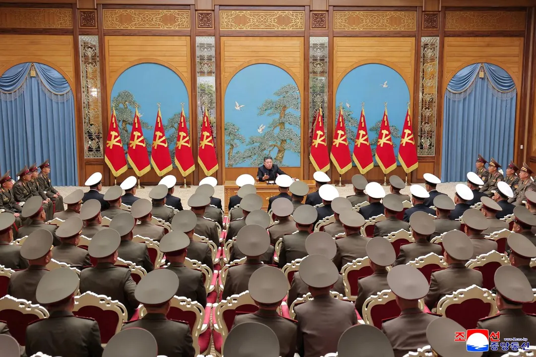 金正恩召集軍隊師旅級指揮官開會。（圖／路透社）
