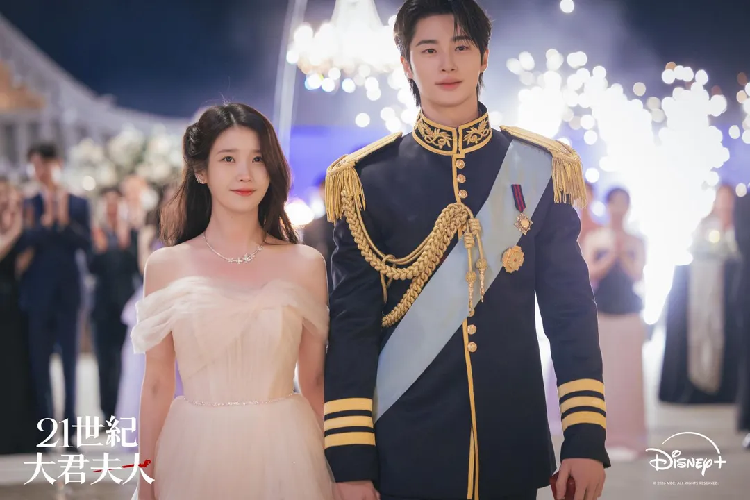 IU和邊佑錫主演的韓劇《21世紀大君夫人》收視屢創新高，不過內容卻引發爭議。（圖／Disney+提供）