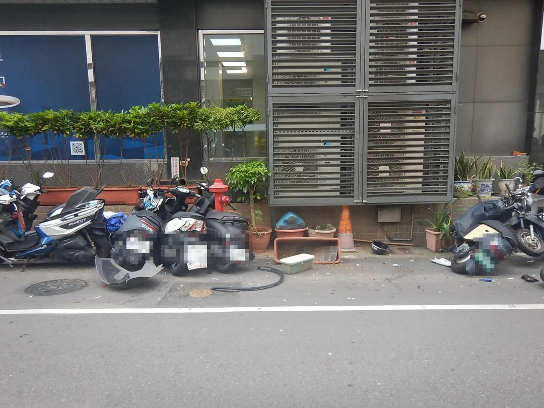 停放在路邊的9台機車與一台垃圾子母車受損。(圖/警方提供)
