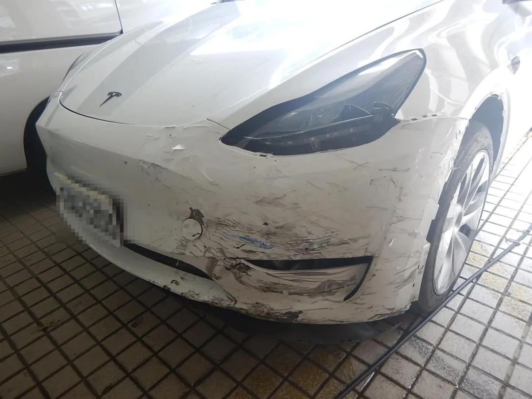 特斯拉休旅車車頭受損。(圖/警方提供)