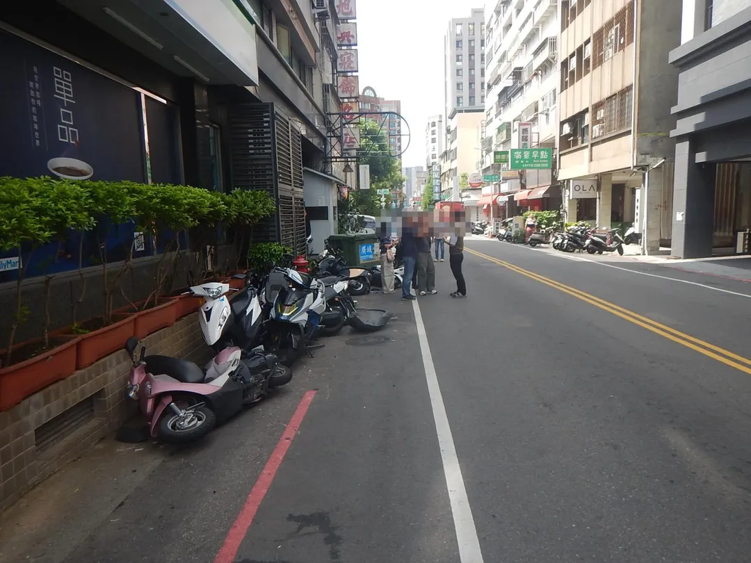 員警到場後立即實施交通疏導並依規定蒐證處理。(圖/警方提供)