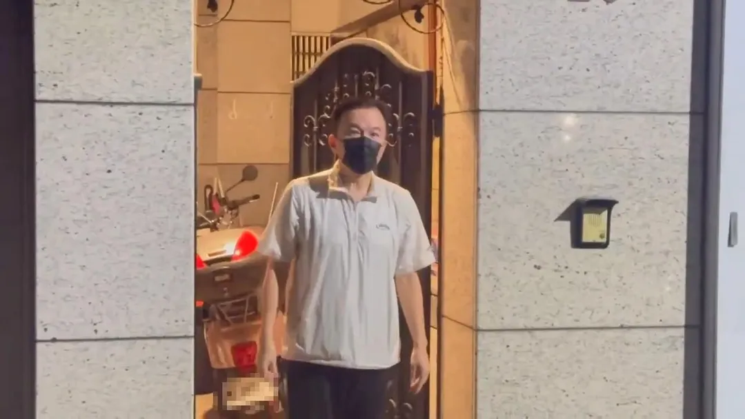 藝人孫鵬18日晚間於台北市北投區的住家門口接受媒體聯訪,首度針對兒子孫安佐近日引發的爭議事件公開發聲。(圖/翻攝畫面)