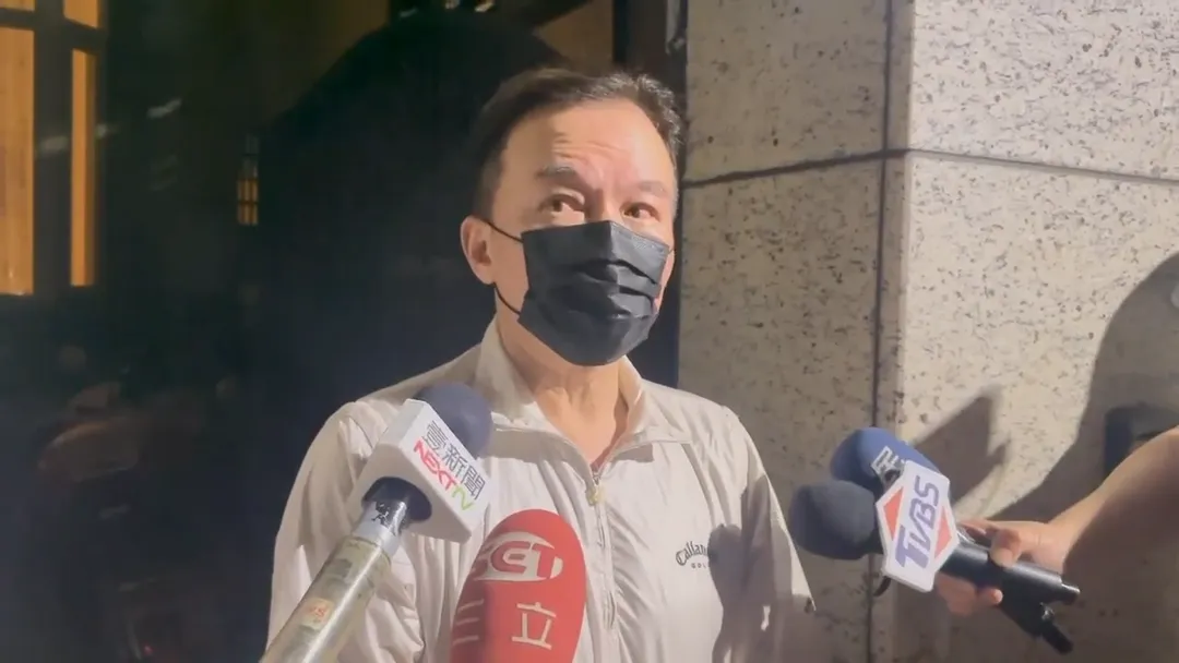 孫鵬面對鏡頭神色沉重，但語氣平靜，他透露狄鶯目前的情緒確實比較低落，為了沉澱心情，已經在事發後前往朋友家借住幾天。（圖／翻攝畫面）
