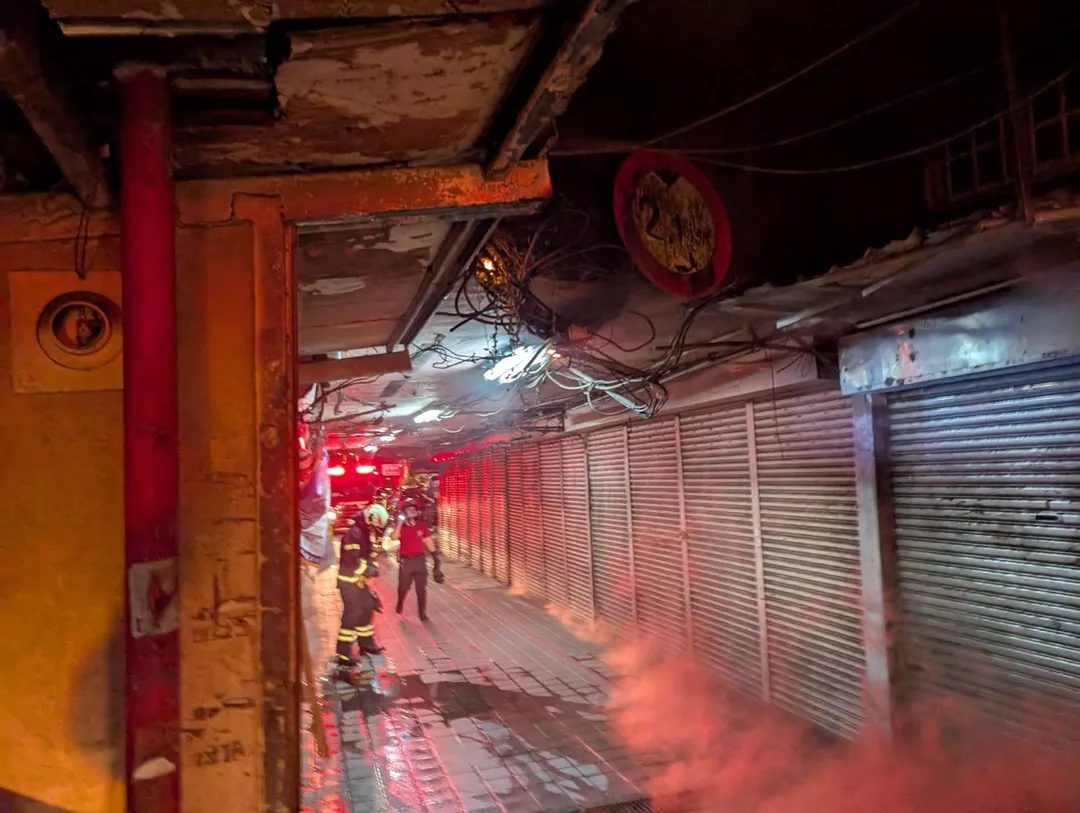 基隆市仁愛區自來街一處集合住宅，18日晚間21時50分許驚傳火警，疑似電線走火。（圖／民眾提供）