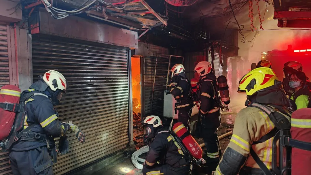 基隆市仁愛區自來街一處集合住宅，18日晚間21時50分許驚傳火警，疑似電線走火。（圖／民眾提供）