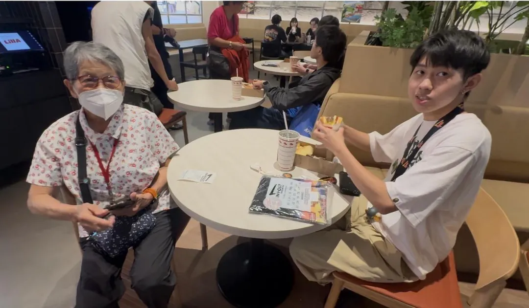 高齡90歲的楊阿姨（左）曾在美國常吃，今日特地前來回味。（圖／陳奕廷攝）