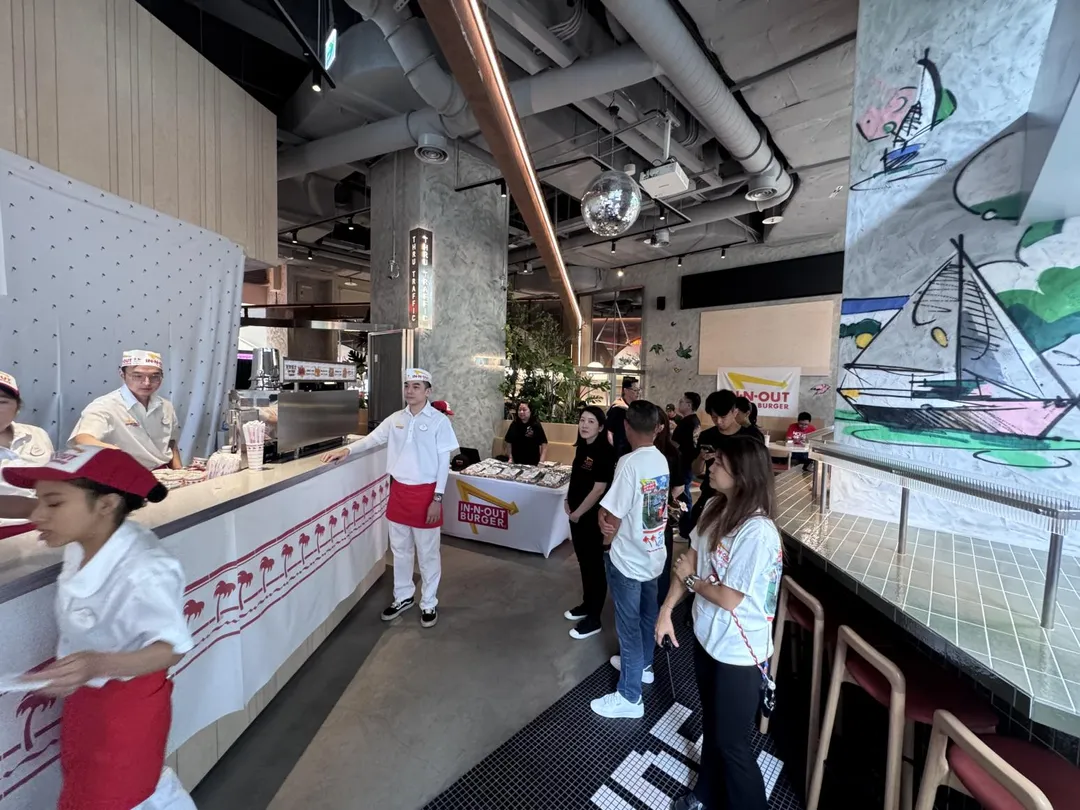快閃店內人潮滿滿，工作人員忙著趕製餐點。（圖／陳奕廷攝）