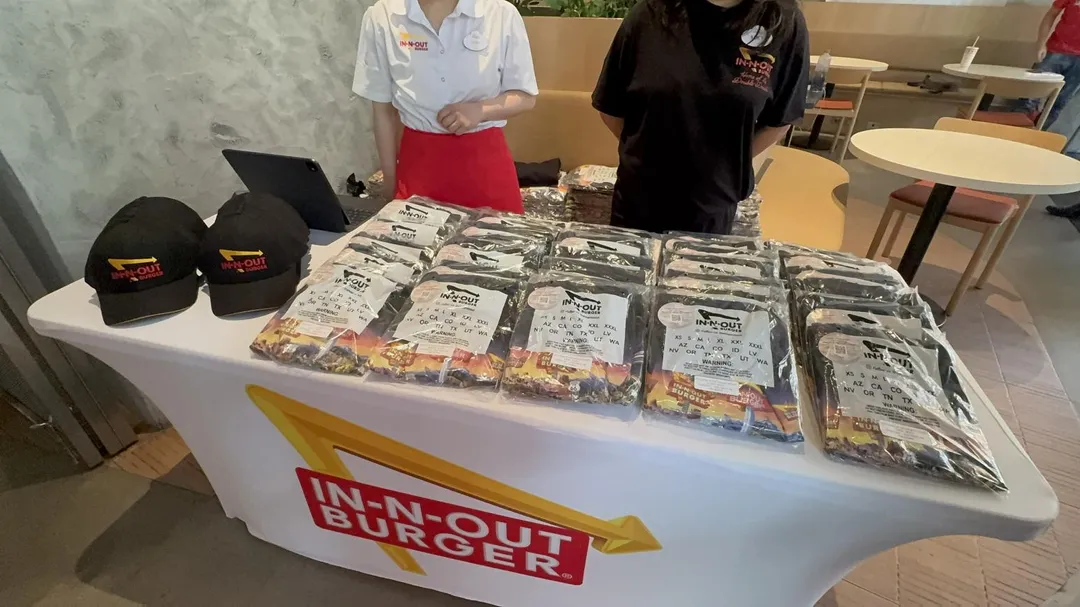 除了限量漢堡，現場也同步販售品牌專屬服飾與周邊商品。（圖／陳奕廷攝）