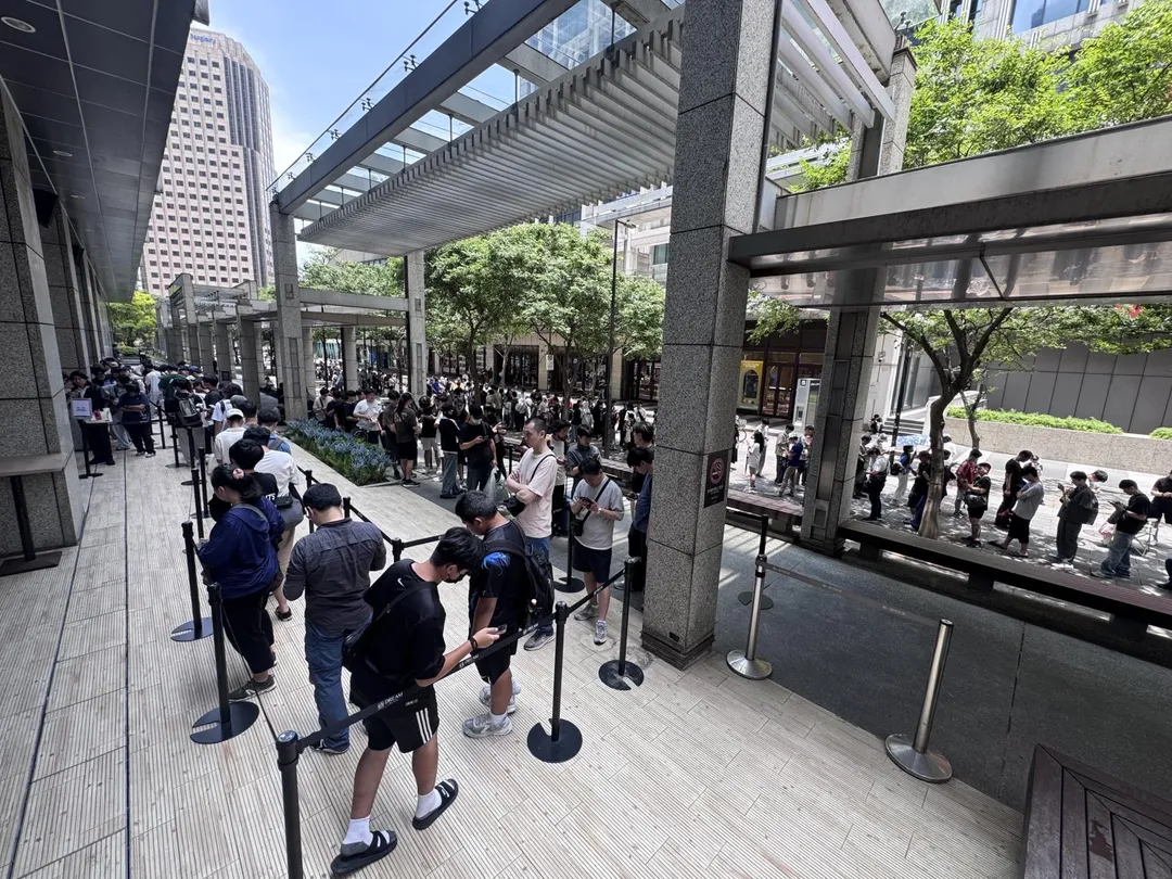 現場排隊人龍綿延，估計湧入近5百人瘋狂卡位。（圖／陳奕廷攝）