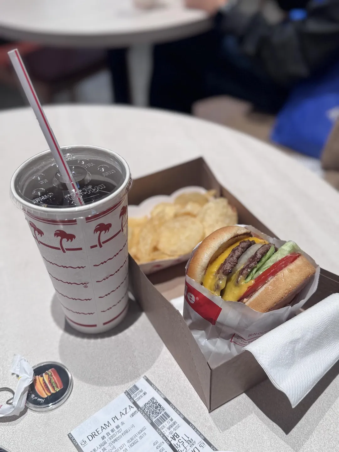 現場販售經典漢堡套餐，附有中杯飲料與特色薯片。（圖／陳奕廷攝）