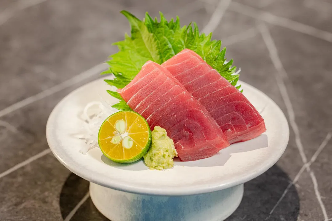 展現食材純粹本質的「現流黑鮪生魚片」，保留了海鮮最原始的鮮甜與豐腴口感，於平假日的午餐、晚餐供應。（圖／饗賓集團提供）
