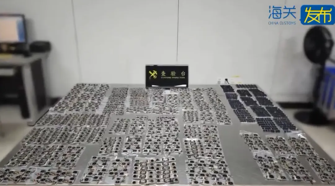 被查獲的1378個手機鏡頭。（圖／翻攝微博@海關發布）
