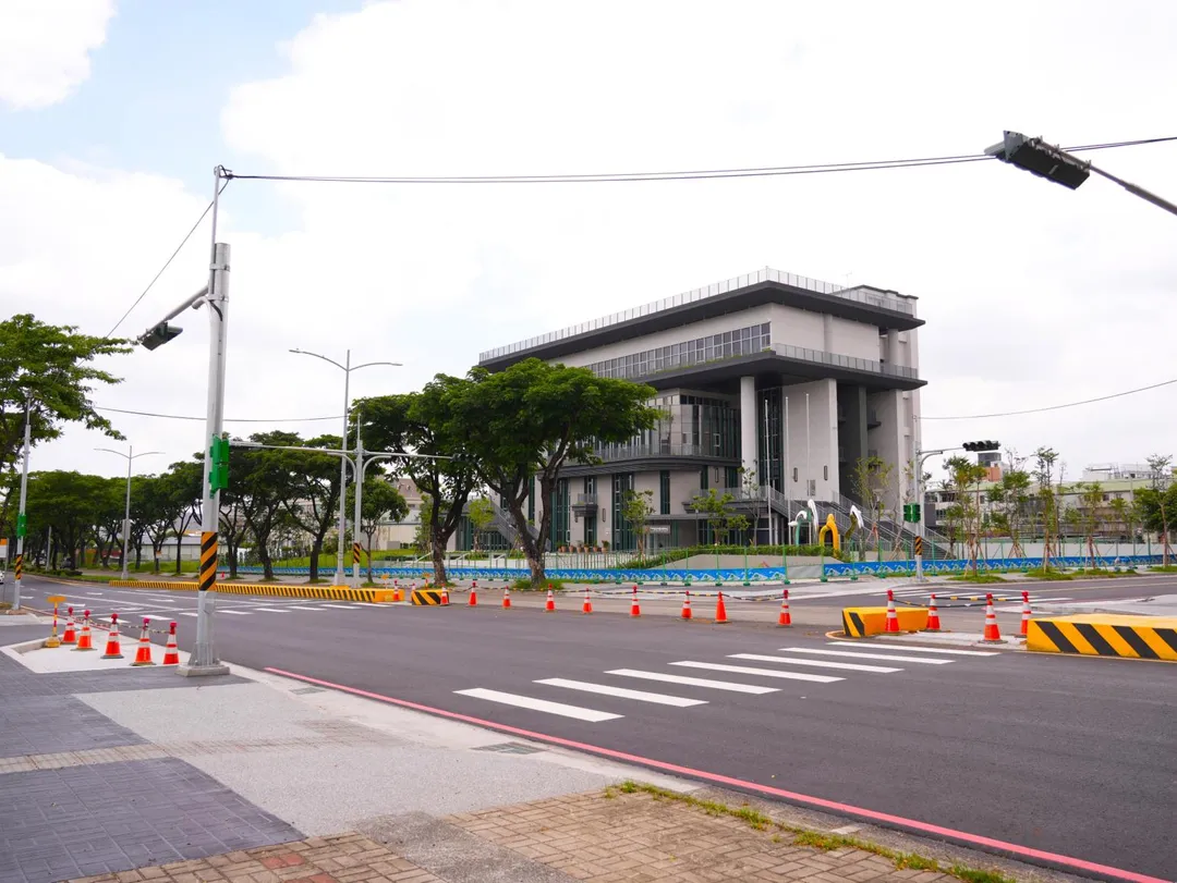 配合新行政中心落成，市府同步推動祥順路分隔島開口工程，大幅改善周邊交通動線。（圖／台中市政府民政局提供）