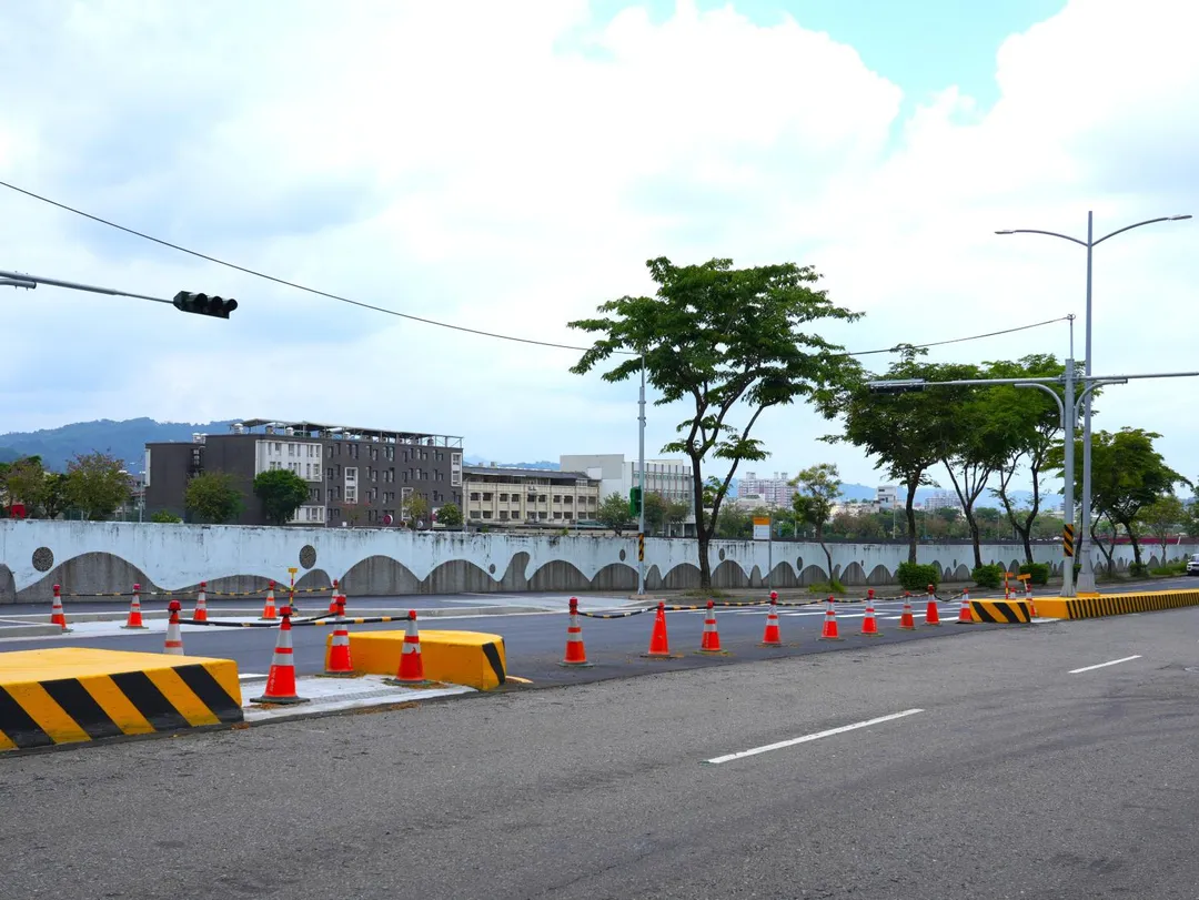 祥順路分隔島開口工程完工後，民眾前往洽公將免去繞道之苦，行車更安全順暢。（圖／台中市政府民政局提供）