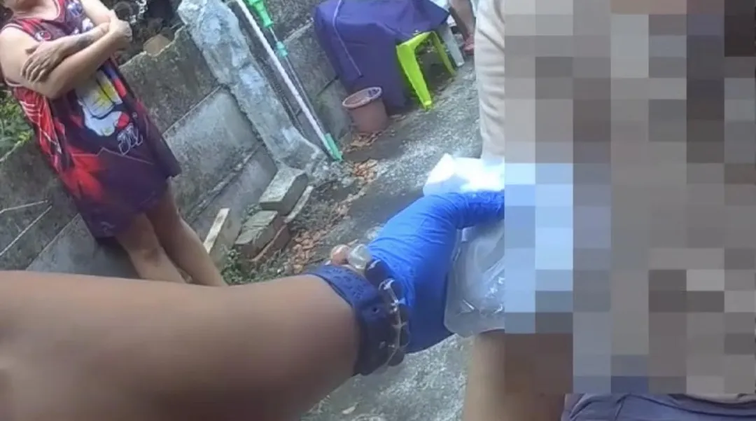 老母親因驚恐舉手阻擋兒子揮刀,手臂與頸部受傷,所幸送醫後無生命危險。(圖/民眾提供)