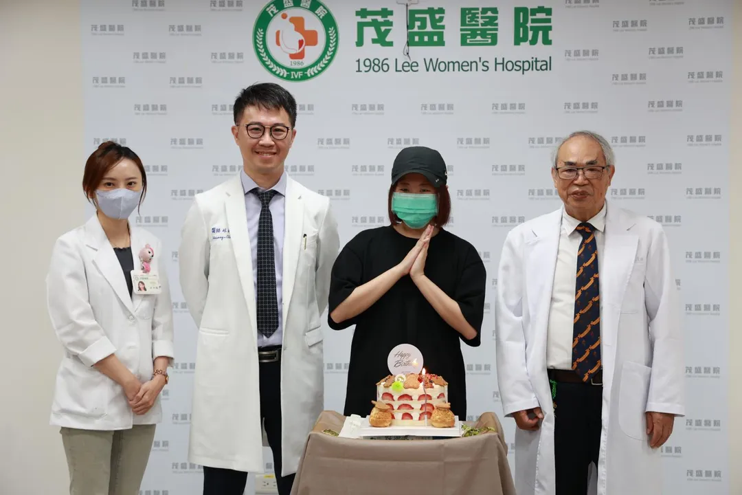 茂盛醫院生殖醫學科為張女(右二)慶祝重生。(示意圖/茂盛醫院提供)