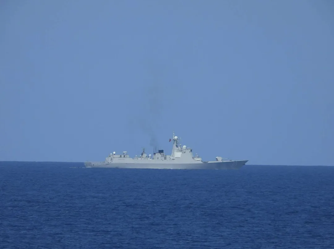 對岸銀川艦（175）騷擾我西南海域，海軍蘇澳軍艦嚴密監控。（圖／國防部提供）