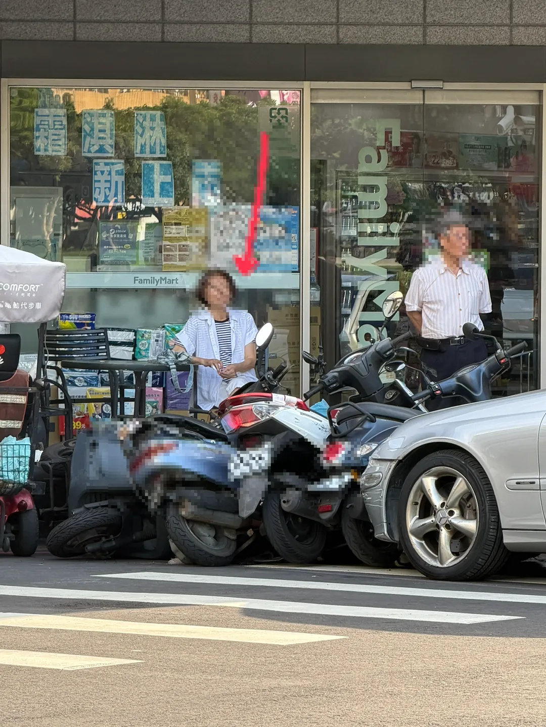 事故發生於下午4時許,吳婦當時沿中興街由公益路往向上路方向行駛,行經公正路時疑因身體狀況異常。(圖/警方提供)