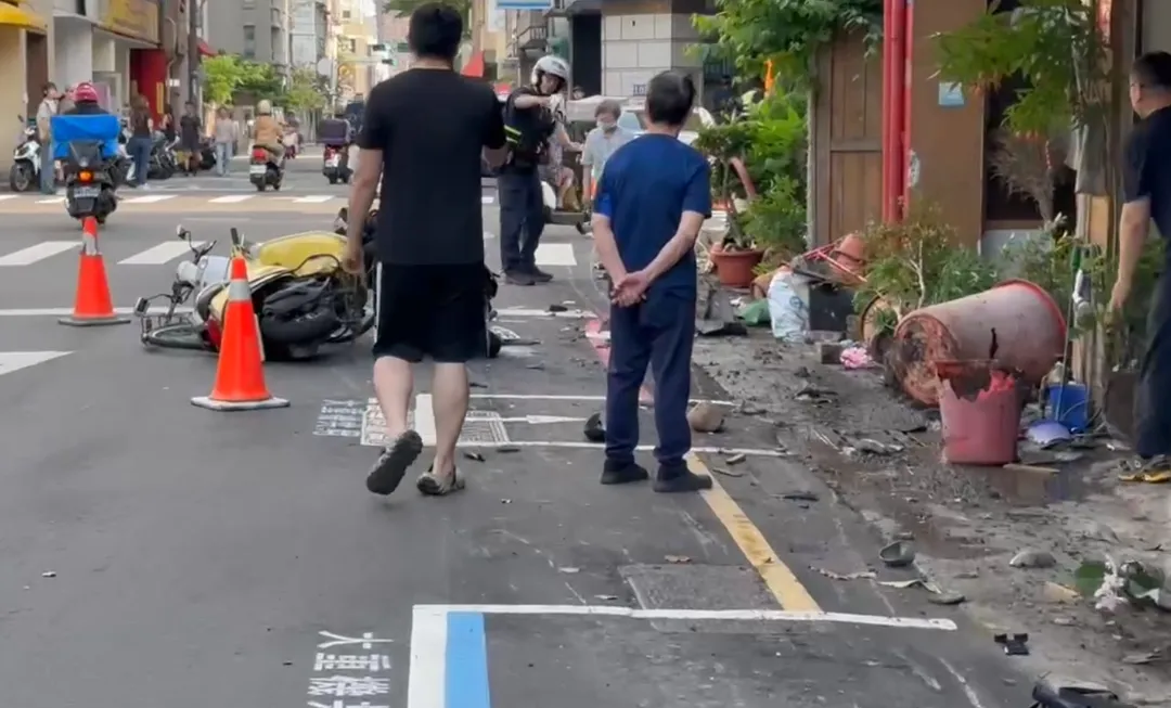 台中市西區勤美商圈今(19)日下午發生重大連環車禍。一名80歲吳姓婦人駕駛轎車行經該地,疑似突然身體不適,導致車輛失控連撞31輛機車和2輛汽車。(圖/警方提供)