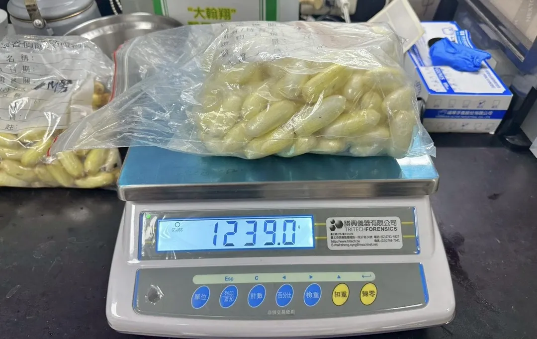 警方查扣外籍男子排出的海洛因膠囊。（圖／翻攝畫面）