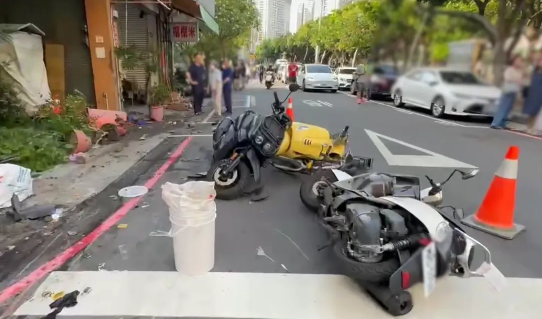 事故發生後,整條路都是機車碎片,一片狼藉。(圖/警方提供)