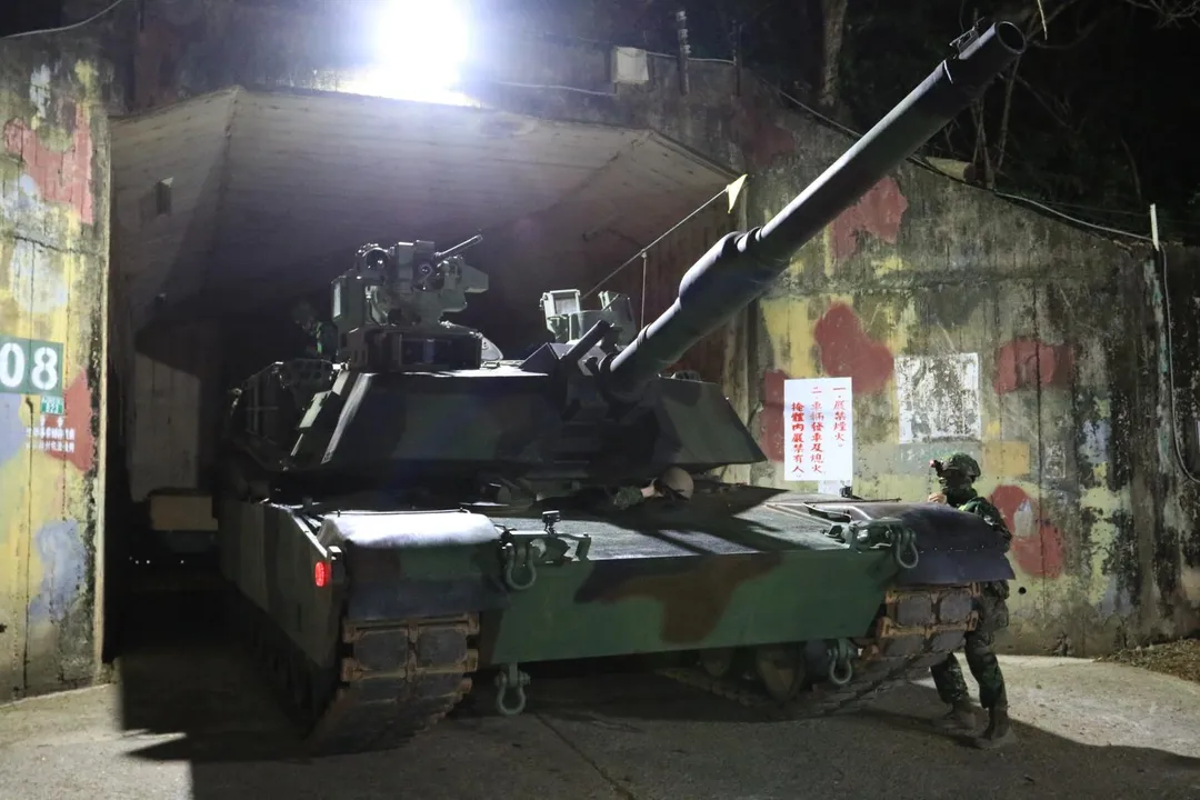 第584旅第3營的M1A2T戰備偵巡前整備作業。(圖/宋玉寧攝)