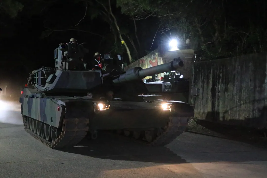 M1A2T戰車依序由掩體行駛而出。(圖/宋玉寧攝)