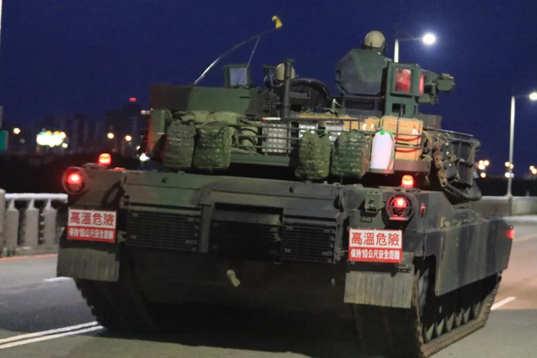 M1A2T戰車通過舊港大橋。(圖/宋玉寧攝)