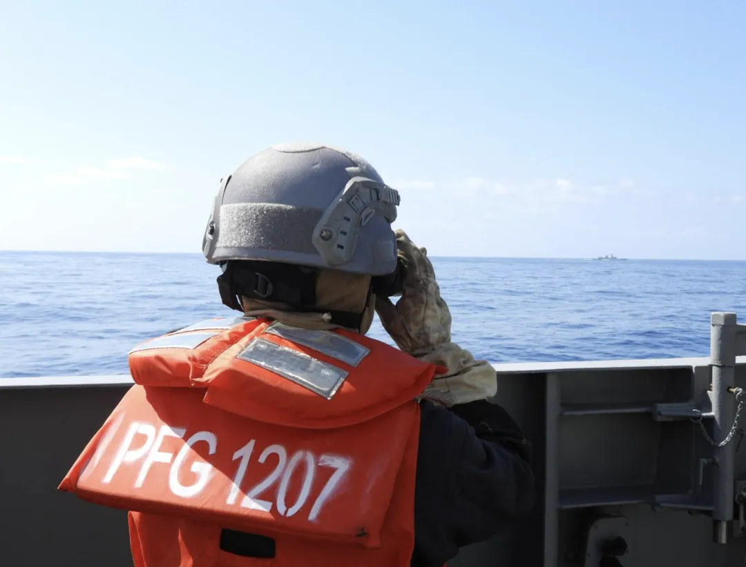 海軍武昌軍艦監控中共徐州艦(530)。(圖/國防部提供)