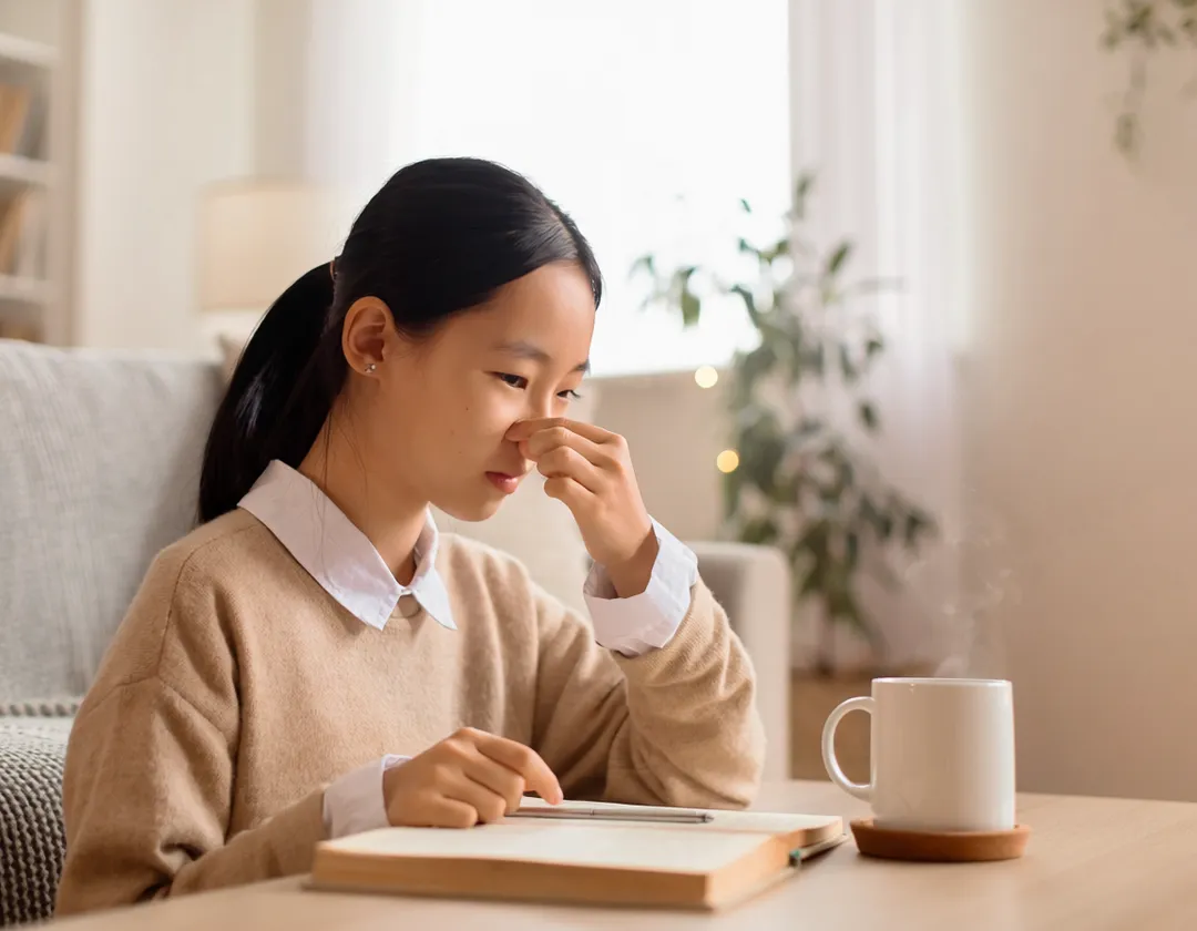 花粉症帶來的危害遠超過敏症狀。患者除了遭受鼻炎、流淚與呼吸不適，也可能導致睡眠障礙、注意力下降，甚至增加氣喘與食物過敏風險。（示意圖／AI生成）