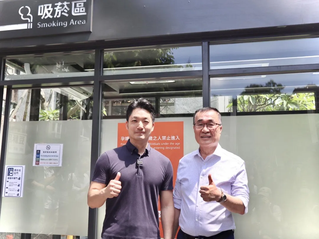 李四川在蔣萬安陪同下,前往台北市心中山商圈參訪無菸城市指定負壓式吸菸室。(圖/李四川競辦提供)