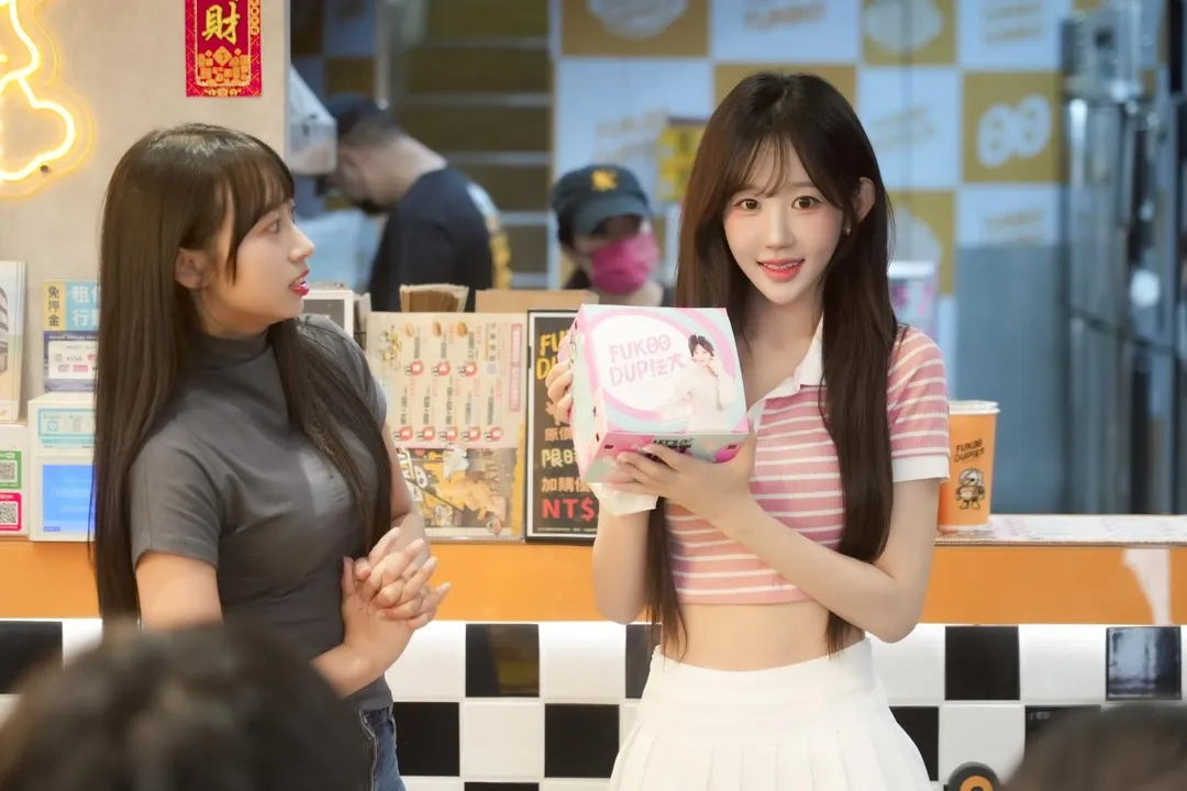 吳瑞律親自介紹餐盒設計理念。(圖/首湛創意提供)