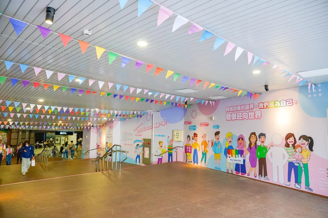 5月17日至6月21日期間，「愛在新北・驕傲同行」特展於新北市民廣場往板橋車站的連通道展出。（圖／新北市政府提供）