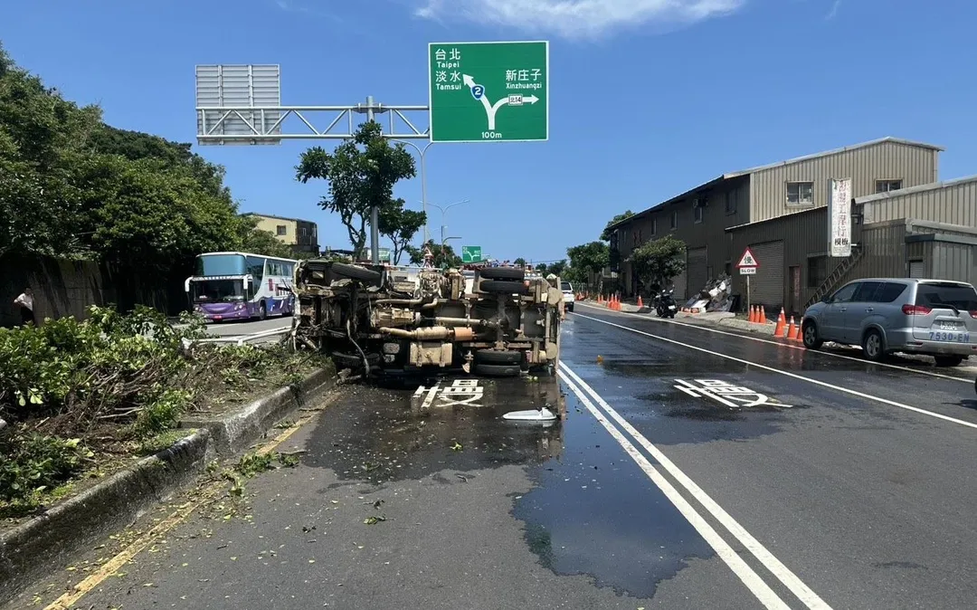 新北三芝今發生灑水車翻覆車禍。（圖／翻攝畫面）