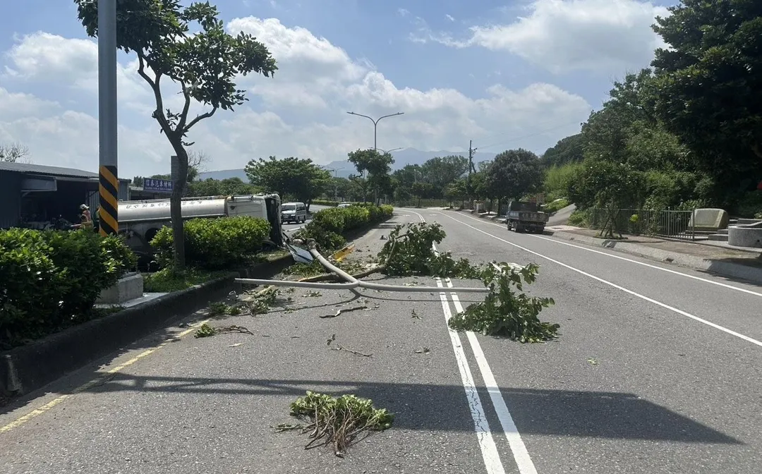 灑水車失控翻覆撞斷燈桿。（圖／翻攝畫面）
