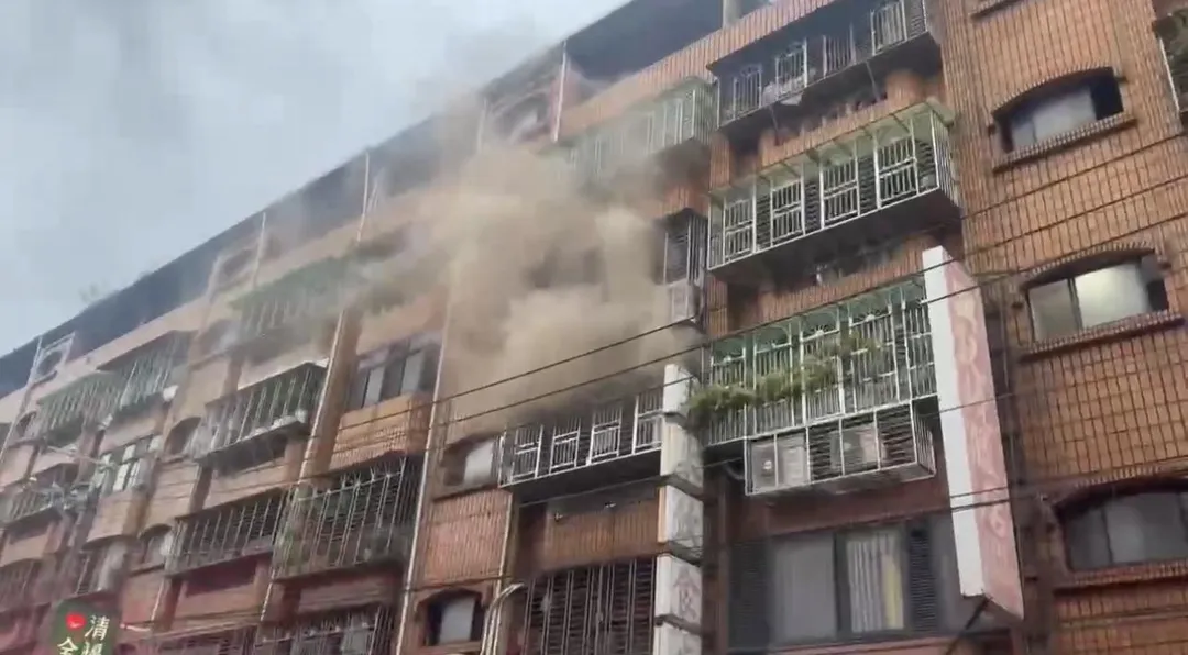 新北三重一處民宅發生火警3樓竄出濃煙。（圖／翻攝畫面）
