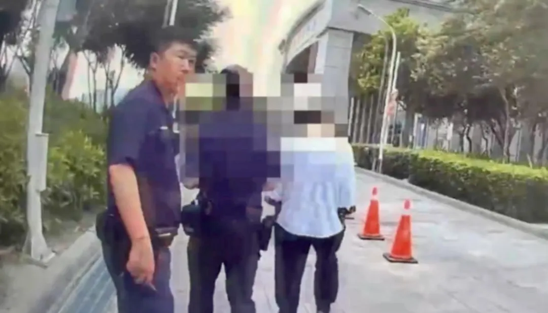 男子攜帶槍彈進入法院遭警方逮捕送辦。(圖/翻攝畫面)