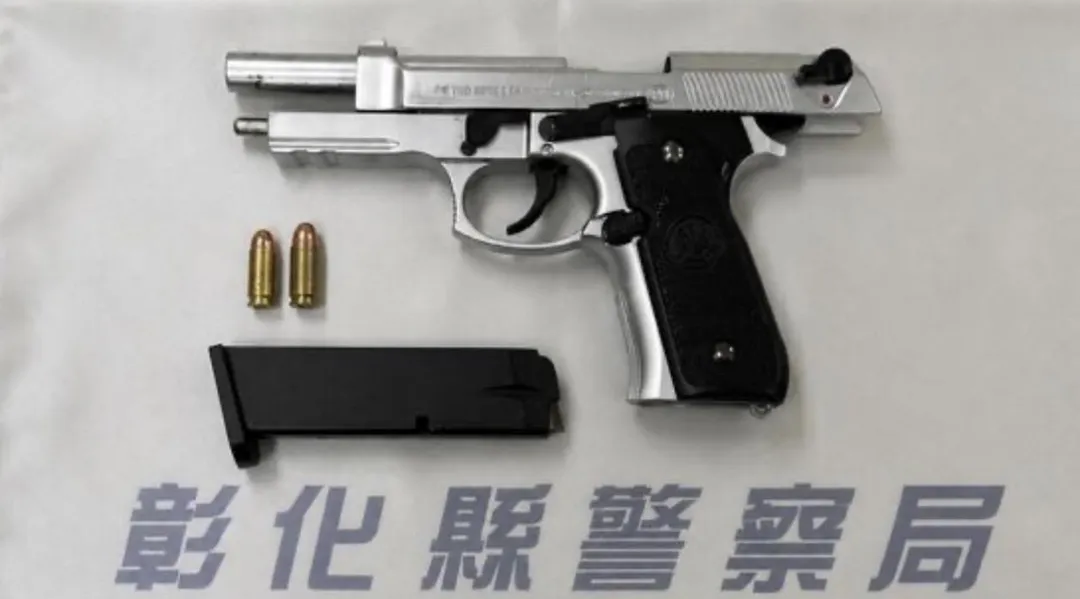 警方查扣手槍與2顆子彈。(圖/翻攝畫面)